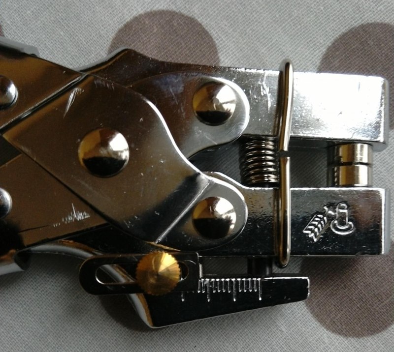 Righello con regolatore su pinza Micron NT-2 per occhielli