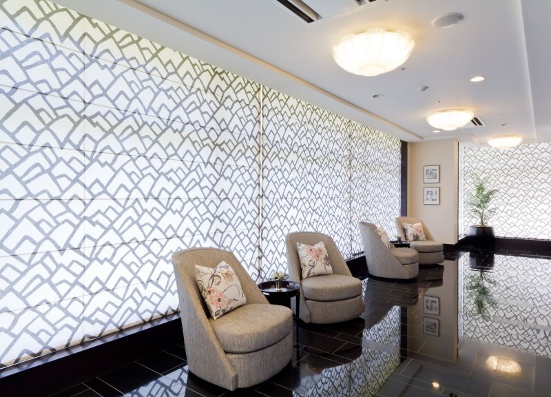 Decorare una finestra panoramica con una tenda romana doppia