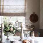 Tenda in chintz sulla finestra della cucina