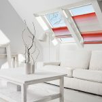 Tende alla romana alle finestre della soffitta