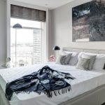Letto matrimoniale in camera con balcone