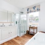 Cabina doccia nel bagno di una casa privata
