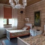 Cameretta per bambini in una casa di legno