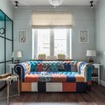 Divano alla moda con rivestimento colorato