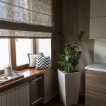Fiore da interno in un vaso da pavimento