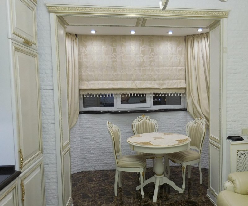 Tavolo da pranzo rotondo in cucina in stile classico