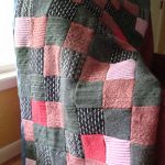 Coperta rosa e grigia composta da piccoli quadrati