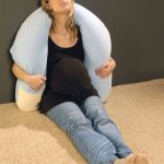 Con l'aiuto di un cuscino del genere è comodo non solo sdraiarsi, ma anche sedersi