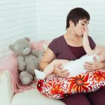 Con un cuscino del genere, la mamma non si stanca di stare seduta nella stessa posizione per molto tempo