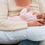 Cuscino per l'allattamento a quadri fai da te