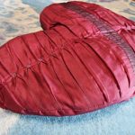 Cuscino a forma di cuore stropicciato fai da te