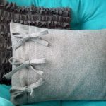 Cuscino morbido grigio con fiocchi