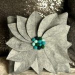 Cuscino a forma di fiore grigio