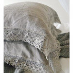 Cuscini decorativi grigi con pizzo