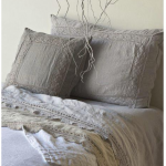 Cuscini grigi con pizzo