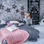 Coperte di lana grigie e rosa per una camera da letto moderna