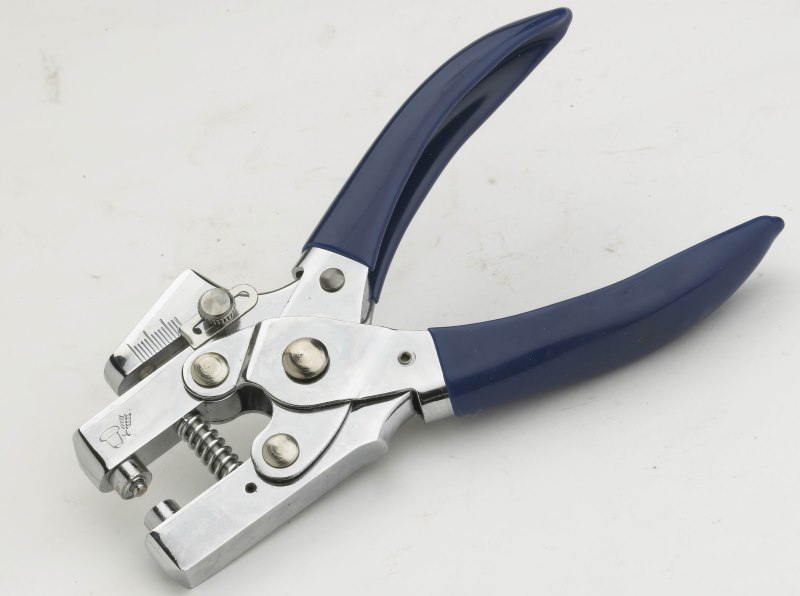 Pinza con perforatore per l'installazione manuale degli occhielli