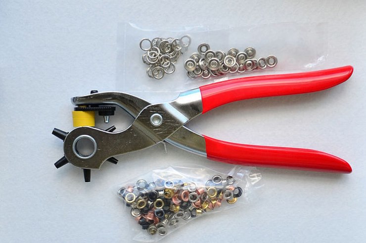 Pinza universale con punzone per l'installazione di piccoli occhielli