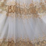Tulle chiffon semitrasparente con ricami dorati
