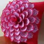 Splendido cuscino con un fiore a doppio petalo