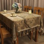 Tovaglia elegante con nappe per la decorazione