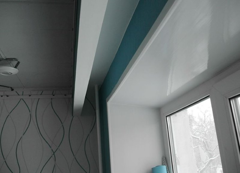 Foto di una nicchia nel soffitto del soggiorno per l'installazione nascosta di un'asta per tende