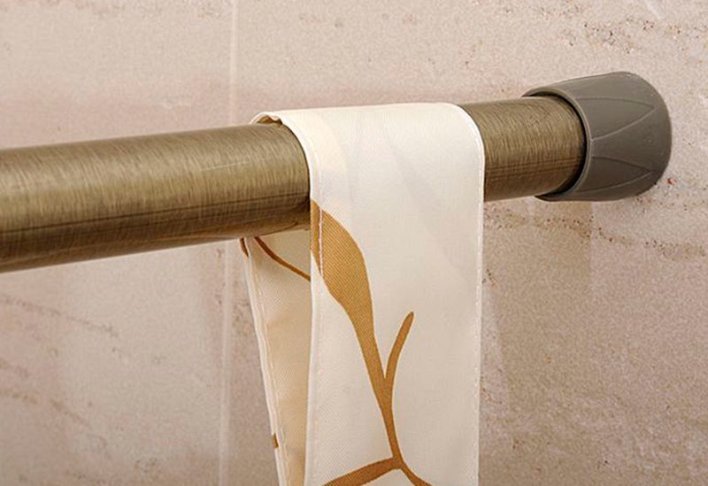 Fissaggio con nastro adesivo delle tende su una cornice rotonda