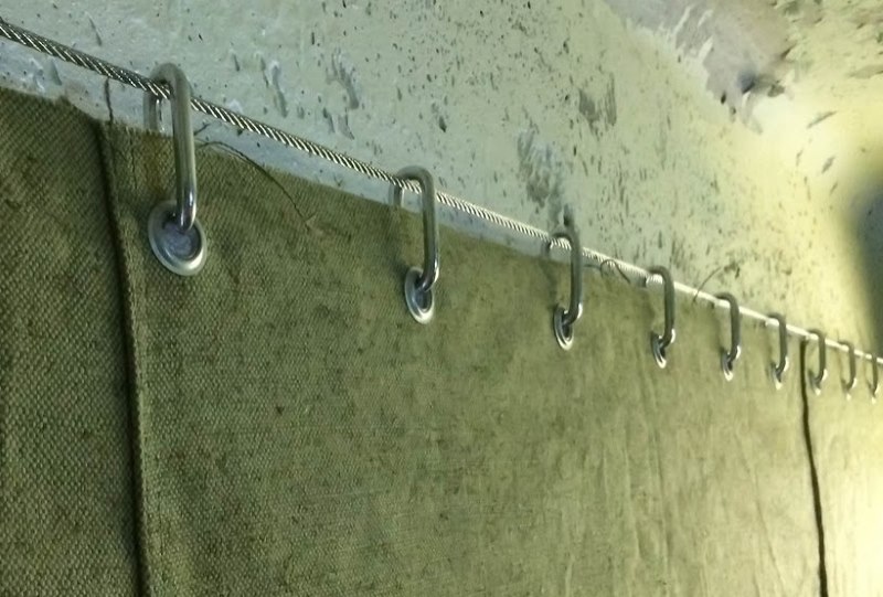 Tenda in telone sul cancello di un garage privato
