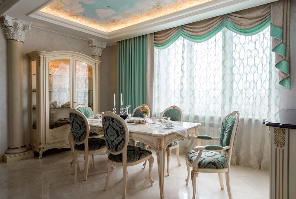 Interni classici con tende beige e turchesi