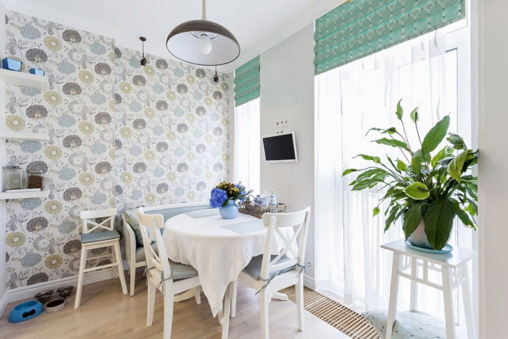 Stile country leggero con tende romane turchesi