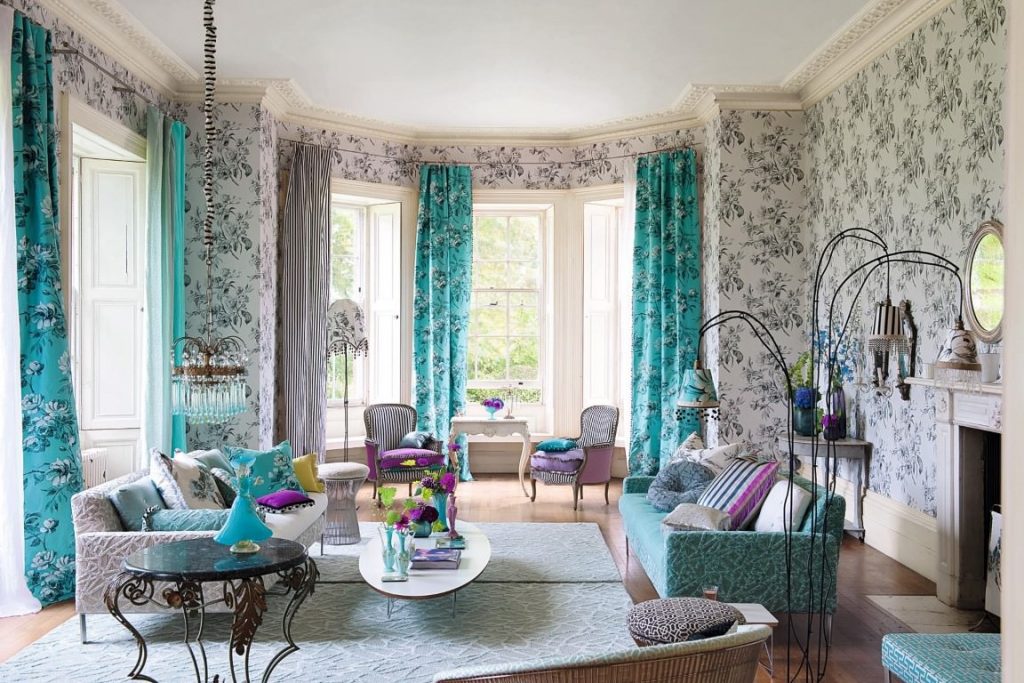 Decorazione delle finestre a bovindo nel soggiorno di una casa privata