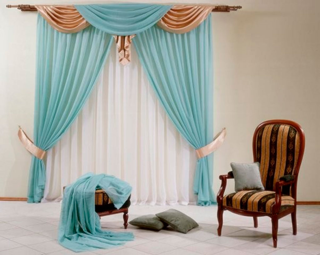 Decorazione della finestra con tende turchesi e lambrequin