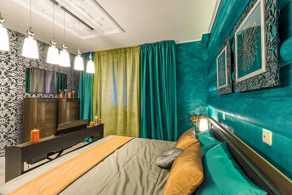 Tende gialle e turchesi nella camera da letto