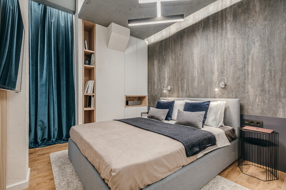 Tende di velluto blu sulla porta della camera da letto