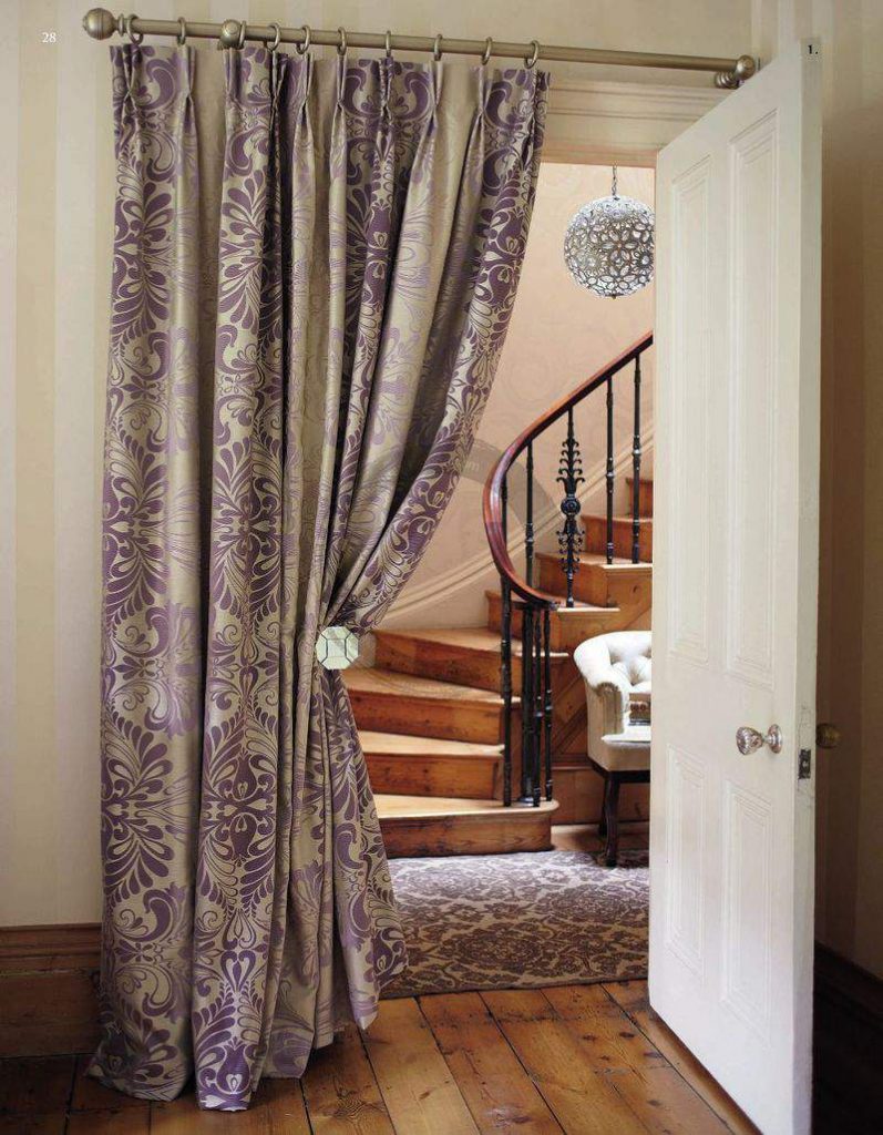 Bellissima tenda sulla porta d'ingresso con scale