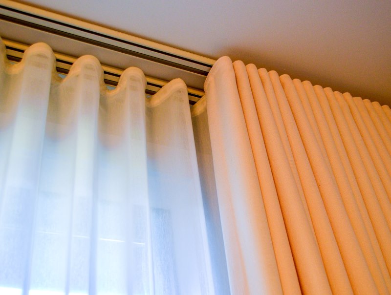 Un esempio di fissaggio di tende su una cornice del soffitto in alluminio