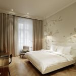 Interno della camera da letto con tende fino al soffitto