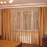 Tende beige su una cornice del soffitto