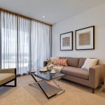 Decorare una finestra panoramica con tende trasparenti