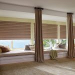 Tende dritte su una cornice sotto il soffitto