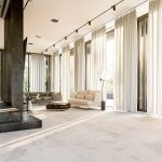 Cornice rotonda sul soffitto del soggiorno