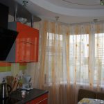 Tende sulla loggia annessa in una casa a pannelli