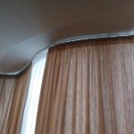 Tende su una cornice flessibile del soffitto