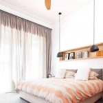 Lampadario con ventilatore sopra il letto in camera da letto