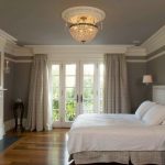 Lampadario di cristallo sul soffitto della camera da letto