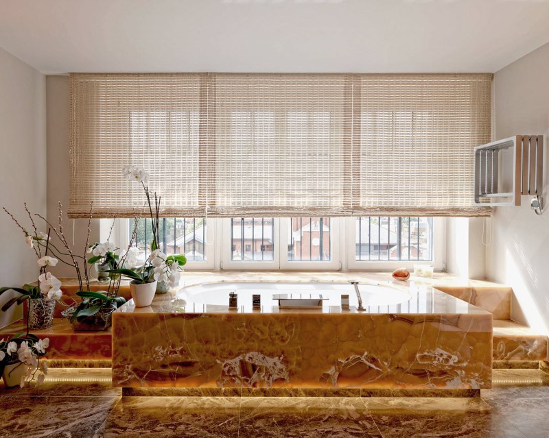 Ampio bagno interno con tende di bambù