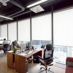 Scrivanie da ufficio in una stanza con finestra panoramica