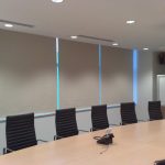 Tende spesse in una sala riunioni di una grande azienda