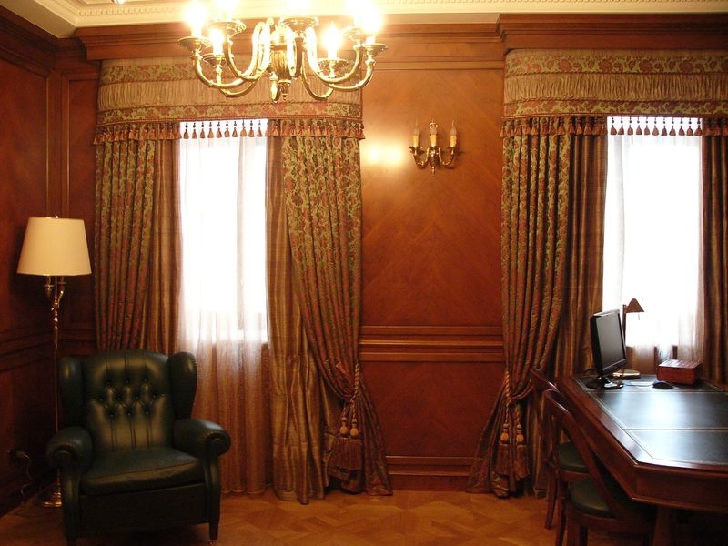 Decorare le finestre con le tende nello studio