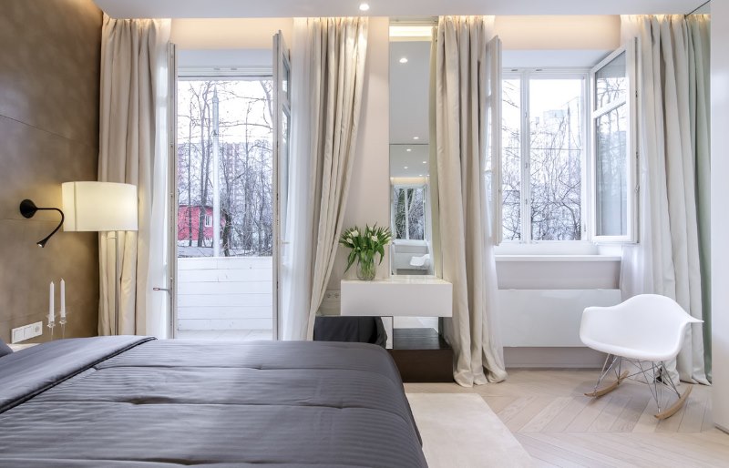 Tende leggere su una cornice nella nicchia del soffitto della camera da letto